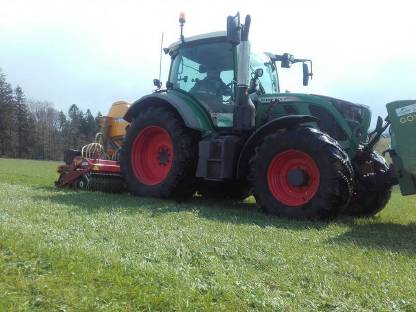 Bild 2:Grünlandpflege - Nachsaat