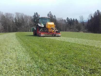 Bild 3:Grünlandpflege - Nachsaat