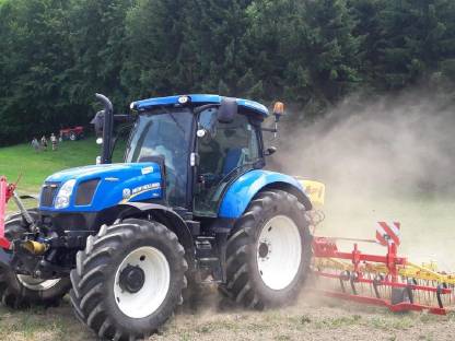 Bild 3:Striegeln mit Nachsaat oder Mineraldünger