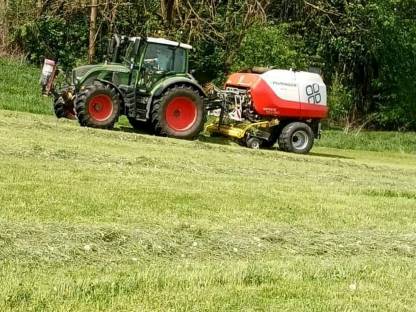 Bild 3:Mähen mit Aufbereiter, Ballen pressen, Transport + wickeln