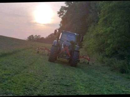 Bild 2:Mähen mit Aufbereiter, Ballen pressen, Transport + wickeln