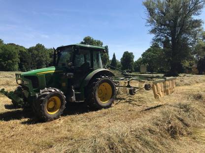 Bild 2:Rundballen Pressen & Grünlandernte