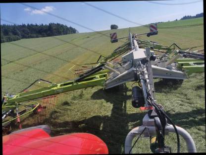 Bild 4:Lohnschwaden mit 4 Kreiselschwader