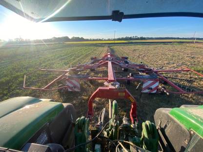 Bild 5:Rundballen Pressen & Grünlandernte