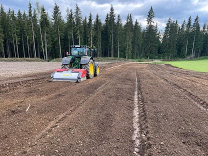 Bild 3:Fräs- und Rekultivierungsarbeiten