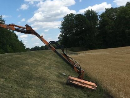 Bild 3:Mulch-und Böschungsmähen und Rundballenpressen