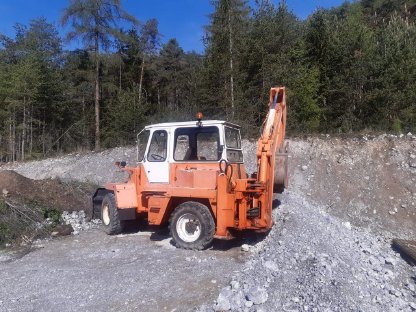 Bild 2:Baggerlader Schaeff