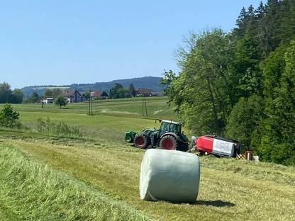 Bild 4:Biete Rundballenpresse