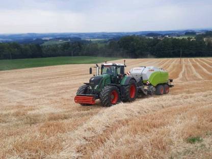 Bild 4:Quaderballen pressen - 51 Messer und Vorbauhäcksler