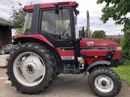 Case 3220, optional mit Frontlader