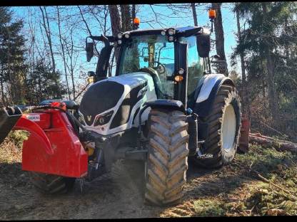 Bild 2:Holzschlägerung und -bringung