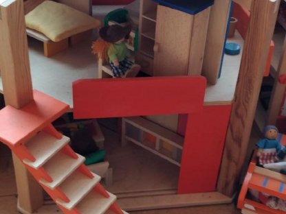 Bild 2:3 Puppenhäuser dürfen zu neuen Puppen-Mamis