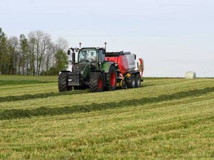 Bild 5:Biete Rundballenpresse