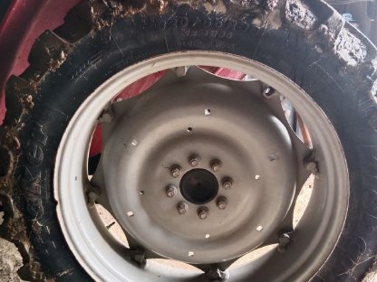 Bild 2:11.2-24 und 320/85R36 mit Felgen abzugeben