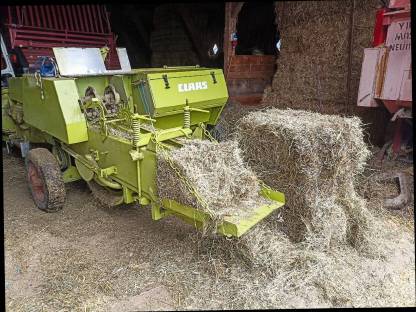 Bild 2:Pressen von Kleinballen