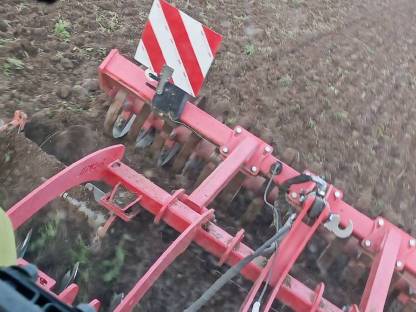 Bild 2:Bodenbearbeitung Kurzschreibenegge