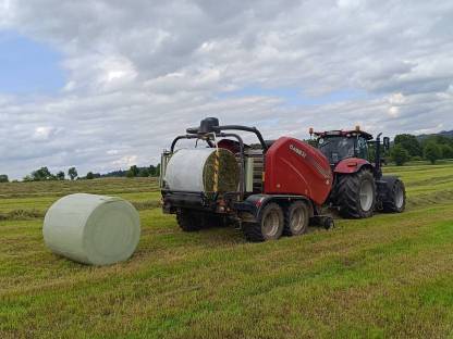 Bild 2:Rundballen pressen