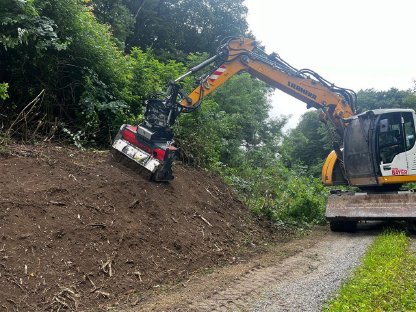 Bild 3:Böschungspflege System Erdbau Bayer