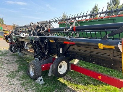 Bild 6:Mähdrescher New Holland CR9080