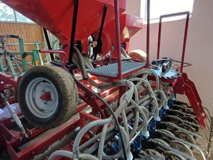 Bild 9:Geohobel 300 XL (3 m) mit Säschiene 24 Lemken Doppelscheiben