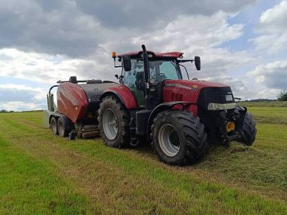 Bild 4:Rundballen pressen