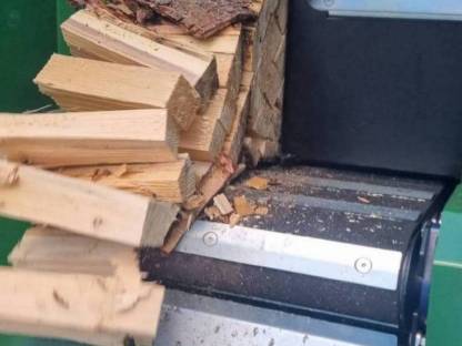 Bild 3:Lohnspaltung, Brennholzaufarbeitung