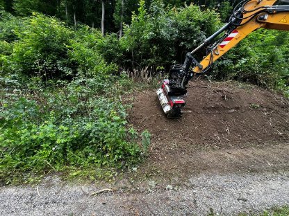 Bild 2:Böschungspflege System Erdbau Bayer