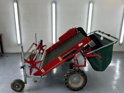 Terrateck Gemüse/Kräuter-Erntemaschine, Mähladewagen