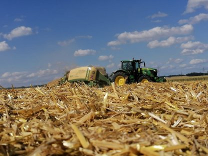 Bild 2:Strohquaderballen pressen