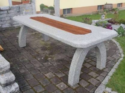 Gartentisch im Granitdesign
