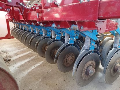 Bild 4:Geohobel 300 XL (3 m) mit Säschiene 24 Lemken Doppelscheiben