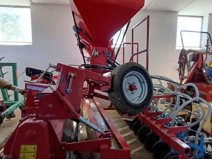 Bild 6:Geohobel 300 XL (3 m) mit Säschiene 24 Lemken Doppelscheiben