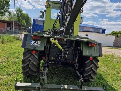 Bild 2:Mercedes Benz MB Trac 700 mit Kran und diversen Anbauteilen