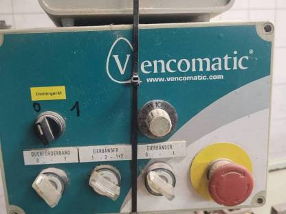 Bild 2:Hühnerstallaufstallung und Fütterungstechnik