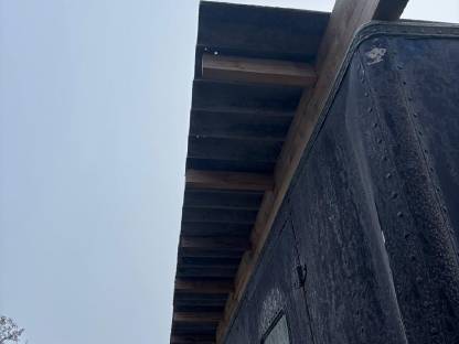 Bild 9:Lkw-Auflieger ohne Zulassung (für Tierhaltung etc.)