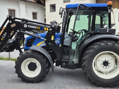 New Holland Allradtraktor T 4020 mit Trima Frontlader