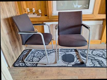 Sessel mit Tischen