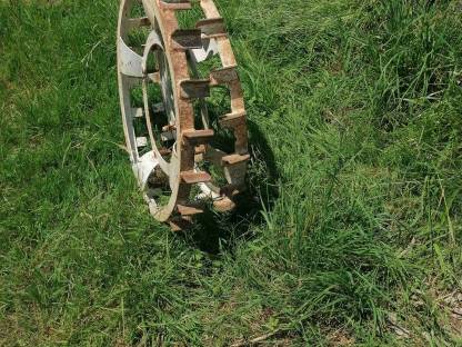 Bild 3:Zwei Eisenräder für Heuraupe