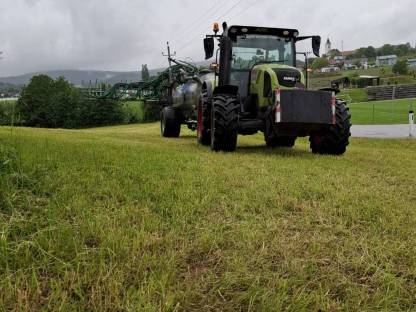 Bild 4:Gülleausbringung