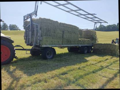 Bild 2:Biete Transport von Heu, Stroh, Silage-Ballen an