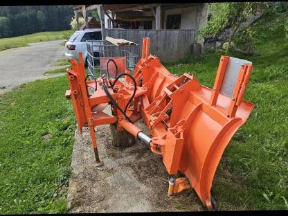 Bild 8:John Deere 3040 mit Schneepflug