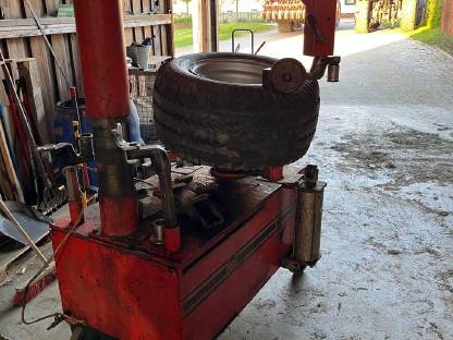 Reifenmontiermaschine