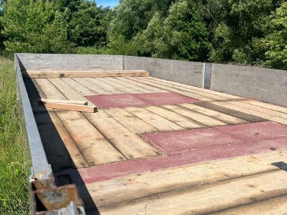 Bild 5:Claas Ares 836 mit Ladekran und Tandem-Anhänger 25 t Moog MZA21