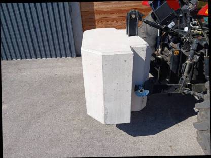 Bild 2:Frontgewicht und Heckgewicht 1.250 kg Traktorgewicht