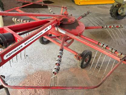 Bild 4:Pöttinger Schwadkreisel 272