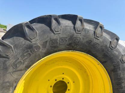 Bild 2:Traktorreifen 650/65 R 42 Trelleborg TM800 mit Felgen