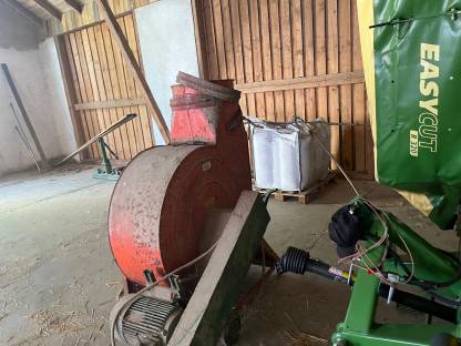 Bild 2:Auer Heugebläse + Verteiler