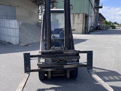 Bild 8:Linde H25D-03, 2.500 kg, verstellbare Zinken