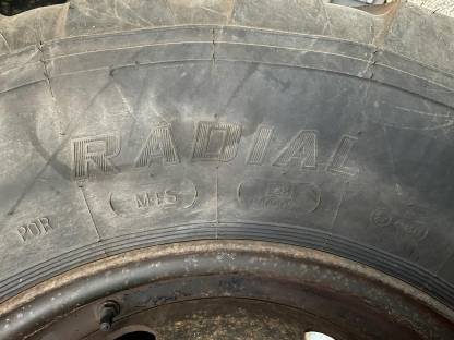 Bild 7:4 neuwertige Reifen 99% Mitas 405/70 R24 Lader Kommunal Unimog