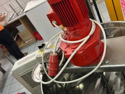 Bild 3:Fritz Honiglagerbehälter, Rührwerk und Bodenheizung 500 kg